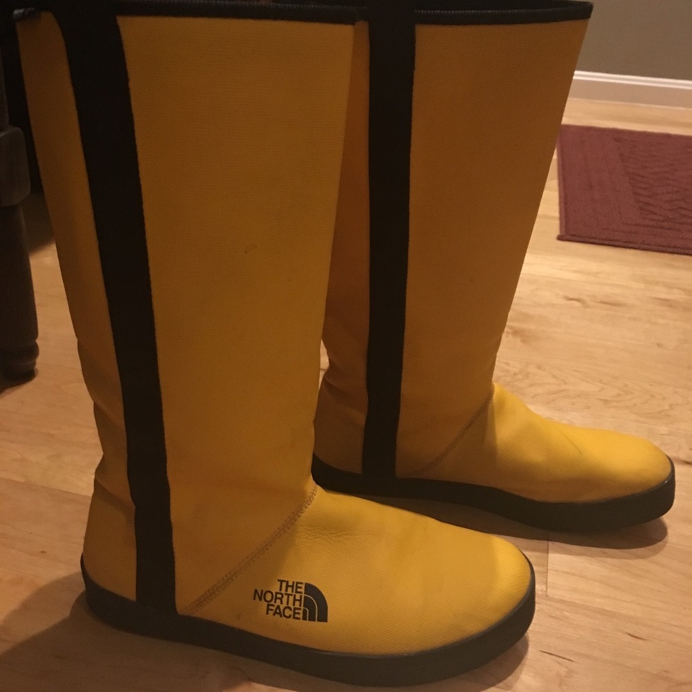 North face WOMEN’S BASE CAMP RAIN BOOT size 9